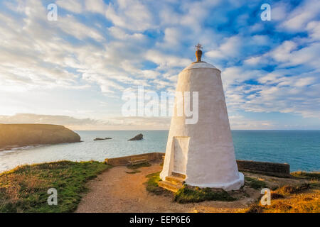 Le pepperpot blanche sur Lighthouse Hill Portreath Cornwall. Une fois utilisé comme un refuge d'où une place de sholes serait Huer Pilch Banque D'Images