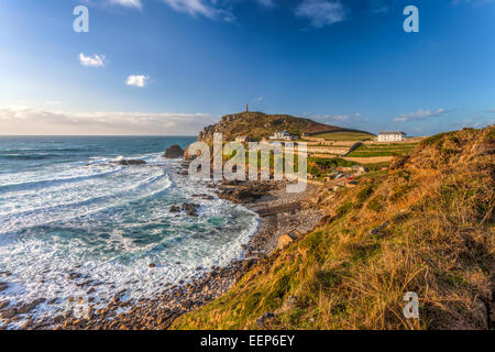 Donnant sur les prêtres Cove à Cape Cornwall Cornwall St Just près de Angleterre Angleterre Europe Banque D'Images