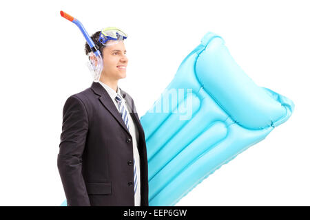 Homme avec costume et tuba piscine transport isolé matelas contre fond blanc Banque D'Images