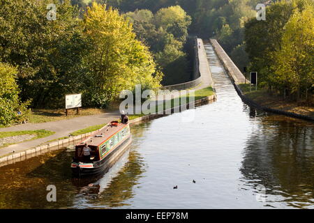 Un bateau étroit en attente d'entrer sur le Tunnel de Chirk Canal LLangollen Banque D'Images