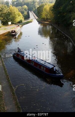 Bateaux en attente d'entrer étroit tunnel Chirk sur le Canal de LLangollen Banque D'Images