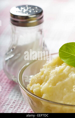 Purée de pommes de terre dans un bol transparent Banque D'Images