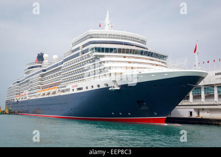 La Reine Elizabeth de Cunard Cruise ship docked in Hong Kong Banque D'Images