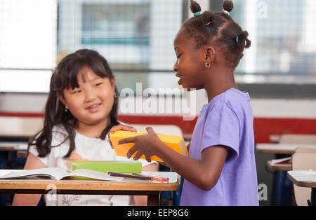 Deux jeunes filles d'Asie Afrique multiraciale smiling at classe 24. Banque D'Images