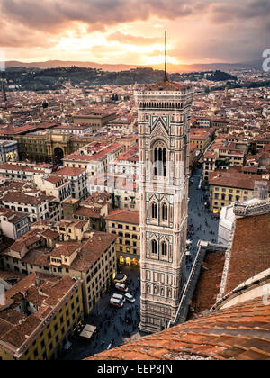 Coucher du soleil sur le campanile de Giotto Bell Tower et toits de la ville de Florence en Italie. Banque D'Images