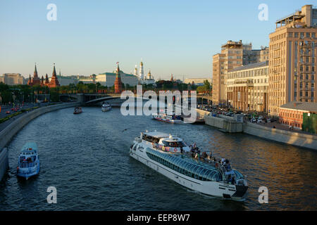 Croisière le long de la partie centrale de Moscou, Russie Banque D'Images