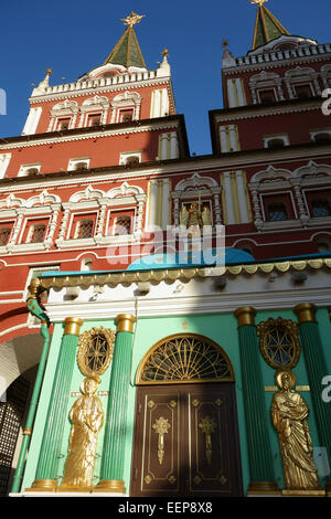 La chapelle de la vierge Ibérique à la résurrection porte, la porte d'entrée à la place Rouge, Moscou, Russie Banque D'Images