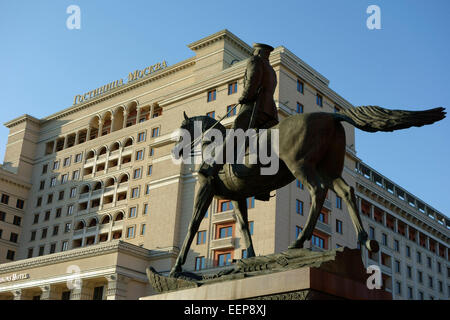 Monument au maréchal de l'Union soviétique Gueorgui Joukov en face de l'hôtel Four Seasons, Carré Manezhnaya, Moscou, Russie Banque D'Images