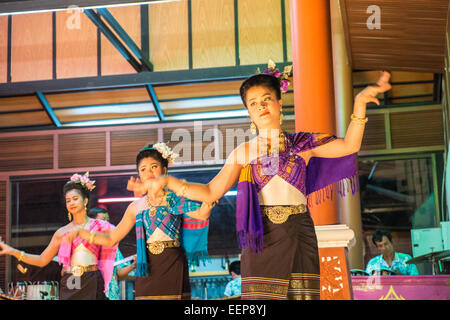 Traditionnel, classique, thaï, danseurs, effectuer,performance, sur une scène, à Pattaya, Thaïlande,Asia,Asiatique, Banque D'Images