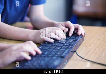 Les élèves de la saisie sur clavier d'ordinateur à l'école. Banque D'Images