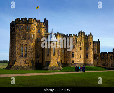 Extérieur de Alnwick Castle un château médiéval dans le Northumberland England UK administré par duc de Northumberland et la famille Percy Banque D'Images