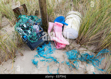 Mer du nord île de Spiekeroog, beachcomber bois et des pièces en plastique, s'est échoué sur la plage, les dunes Banque D'Images