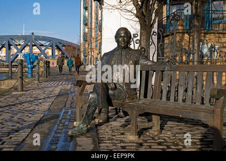 Sculpture en bronze grandeur nature de Sandy Irvine Robertson OBE (1942-1999) , assis sur un banc à la rive, Leith, Edinburgh. Banque D'Images