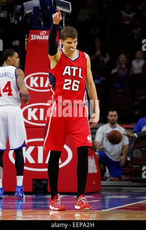 13 janvier 2015 : Atlanta Hawks guard Kyle Korver (26) réagit au cours de la NBA match entre les Atlanta Hawks et les Philadelphia 76ers au Wells Fargo Center de Philadelphie, Pennsylvanie. Les Atlanta Hawks a gagné 105-87. Banque D'Images