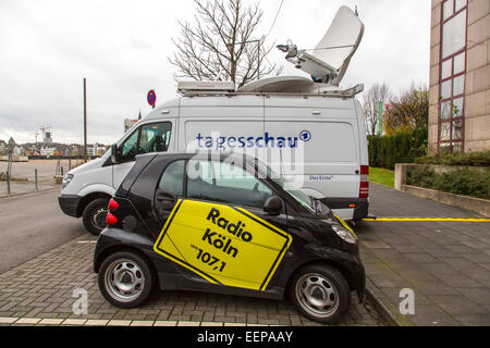 Les véhicules de transport, l'Allemand news, station de radio et de télévision avec antenne satellite et petites voitures journaliste de Radio Cologne, Banque D'Images