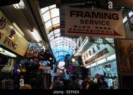 Les étals de marché animée et enseignes publicitaire à Stanley Market, l'île de Hong Kong, Chine Banque D'Images