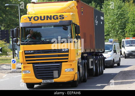 Un camion laissant autour d'un rond-point à Coulsdon, Surrey, Angleterre Banque D'Images