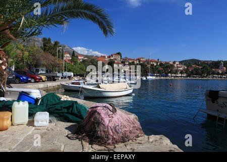 Cavtat, Croatie port, avec des bateaux dans le port et les yachts sur la mer Adreatic ; Europe centrale et de la Méditerranée. Banque D'Images