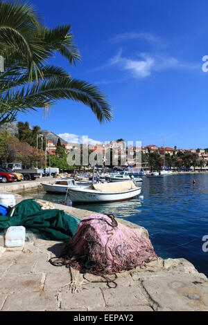 Cavtat, Croatie port, avec des bateaux dans le port et les yachts sur la mer Adreatic ; Europe centrale et de la Méditerranée. Banque D'Images