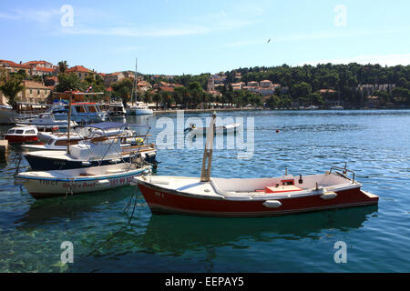 Cavtat, Croatie port, avec des bateaux dans le port et les yachts sur la mer Adreatic ; Europe centrale et de la Méditerranée. Banque D'Images