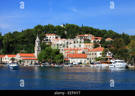 Cavtat, Croatie port, avec des bateaux dans le port et les yachts sur la mer Adreatic ; Europe centrale et de la Méditerranée. Banque D'Images