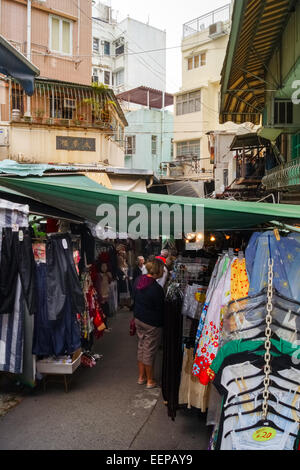 Les gens et les échoppes de marché avec des vêtements au marché de Stanley, l'île de Hong Kong, Chine Banque D'Images