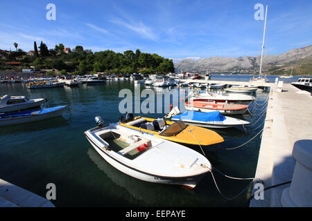 Cavtat, Croatie port, avec des bateaux dans le port et les yachts sur la mer Adreatic ; Europe centrale et de la Méditerranée. Banque D'Images