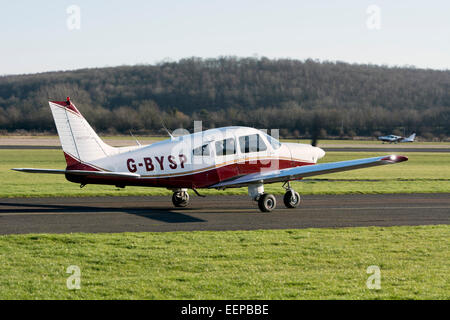 Piper PA-28 Cherokee Archer (G-BYSP) roulage à Wellesbourne aérodrome. Banque D'Images