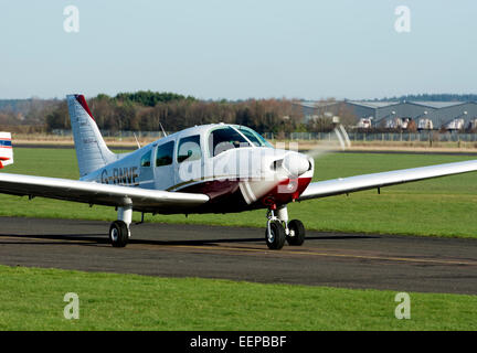 Piper PA-28 Cherokee Archer (G-BNVE) roulage à Wellesbourne aérodrome. Banque D'Images