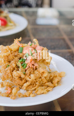 L'œuf battu croustillant frit servi avec du riz vapeur omelette Banque D'Images