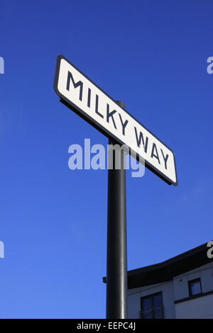 Plaque de rue 'Milky Way' à Hull, Angleterre contre perfect blue sky Banque D'Images