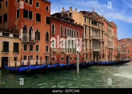 Grand Canal de Venise et les gondoles amarré Banque D'Images