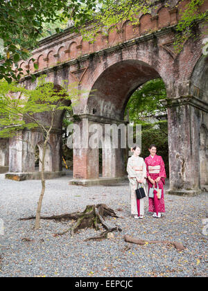 Deux femmes en costumes traditionnels japonais par l'aqueduc de Nanzen-ji Banque D'Images