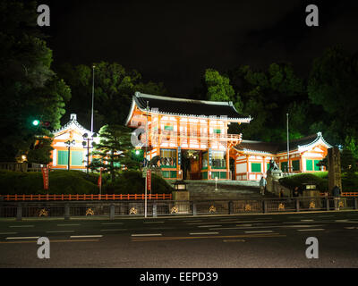 Porte du temple Yasaka-jinja dans les lumières de la nuit Banque D'Images