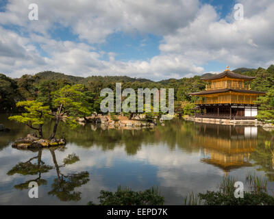 Le Kyoto Kinkaku-ji paysage avec pavillon d'or en compte dans les eaux du lac Banque D'Images