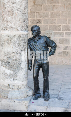 Statue de danseuse de flamenco Antonio Gades, par José Villa Soberón en face de l'hôtel Palacio de Lombillo, sur la Plaza de la Catedral de La Habana Vieja, Cuba Banque D'Images