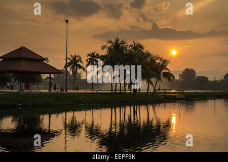 Titiwangsa Recreational Park situé à Kuala Lumpur Metropolitan au lever du soleil Banque D'Images