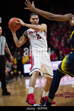 Piscataway, New Jersey, USA. 20 Jan, 2015. Rutgers' guard l'évêque Daniels (2) dans la seconde moitié au cours de la Conférence Big 10 action de basket-ball entre le Rutgers Scarlet Knights et les Wolverines du Michigan à la Louis Brown Athletic Center (le RAC) à Piscataway, New Jersey. Michigan défait 54-50 Rutgers. Credit : csm/Alamy Live News Banque D'Images