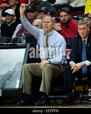 Piscataway, New Jersey, USA. 20 Jan, 2015. L'entraîneur-chef du Michigan John Beilein dans la seconde moitié au cours de la Conférence Big 10 action de basket-ball entre le Rutgers Scarlet Knights et les Wolverines du Michigan à la Louis Brown Athletic Center (le RAC) à Piscataway, New Jersey. Michigan défait 54-50 Rutgers. Credit : csm/Alamy Live News Banque D'Images