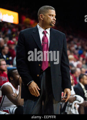 Piscataway, New Jersey, USA. 20 Jan, 2015. L'entraîneur-chef Rutgers' Eddie Jordan dans la seconde moitié au cours de la Conférence Big 10 action de basket-ball entre le Rutgers Scarlet Knights et les Wolverines du Michigan à la Louis Brown Athletic Center (le RAC) à Piscataway, New Jersey. Michigan défait 54-50 Rutgers. Credit : csm/Alamy Live News Banque D'Images