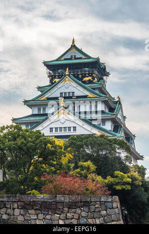 Château traditionnelle japonaise à Osaka, Japon Banque D'Images