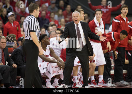 Madison, Wisconsin, USA. Le 20 janvier, 2015. L'entraîneur du Wisconsin Bo Ryan réagit après un appel au cours du jeu de basket-ball de NCAA entre le Wisconsin et l'Iowa Hawkeyes Blaireau au Kohl Center à Madison, WI. Wisconsin au niveau du semestre 35-17. John Fisher/CSM Banque D'Images