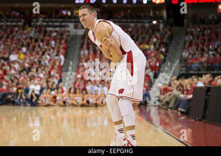 Madison, Wisconsin, USA. Le 20 janvier, 2015. Wisconsin Badgers guard Josh Gasser # 21 retient son bras gauche après avoir été blessé au cours de la jeu de basket-ball de NCAA entre le Wisconsin et l'Iowa Hawkeyes Blaireau au Kohl Center à Madison, WI. Le plancher gauche Gasser seulement pour revenir plus tard dans le jeu. Wisconsin Iowa défait 82-50. John Fisher/CSM Banque D'Images