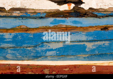 Vieux bateau de pêche en bois peint la coque. Lindisfarne, Northumberland, England Banque D'Images
