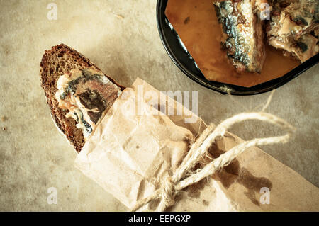 Sandwich avec du poisson en conserve Banque D'Images