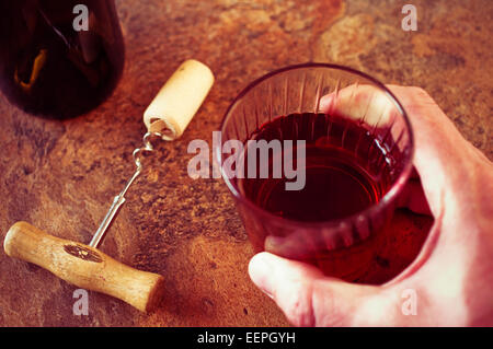 Homme tenant un verre de vin rouge Vue de dessus Banque D'Images