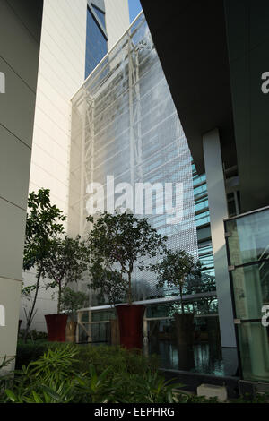 L'arbre du vent, l'art cinétique sculpture à l'hôtel Marina Bay Sands casino à Singapour, par artiste Ned Kahn et Moshe Safdie. Banque D'Images