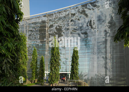 L'arbre du vent, l'art cinétique sculpture à l'hôtel Marina Bay Sands casino à Singapour, par artiste Ned Kahn et Moshe Safdie. Banque D'Images