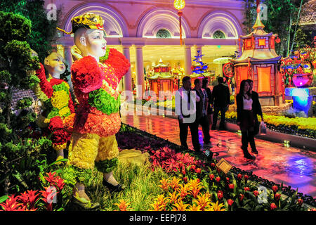Las Vegas, USA. Feb 15, 2015. Les gens à pied passé méritoire célébrant la fête du printemps à l'hôtel Bellagio à Las Vegas, aux États-Unis, le 15 février 2015. Le Festival chinois du printemps tombe le 19 février cette année. © Zhang Chaoqun/Xinhua/Alamy Live News Banque D'Images