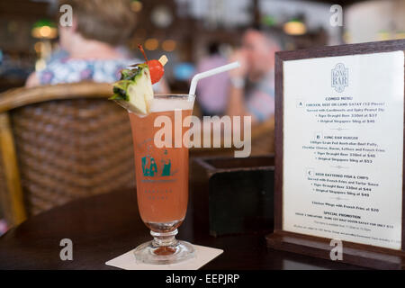 L'intérieur du Long Bar de l'Hôtel Raffles à Singapour. Accueil du Singapore Sling. Banque D'Images